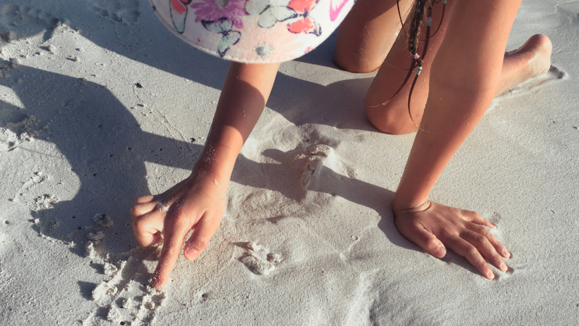 Niña jugando en la playa
