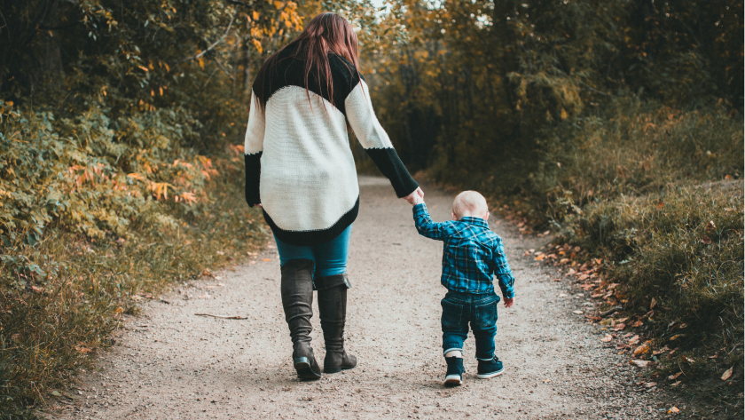 Madre e hijo caminan por el parque