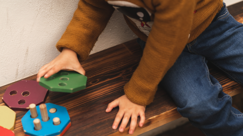 Niño jugando con juguetes de madera